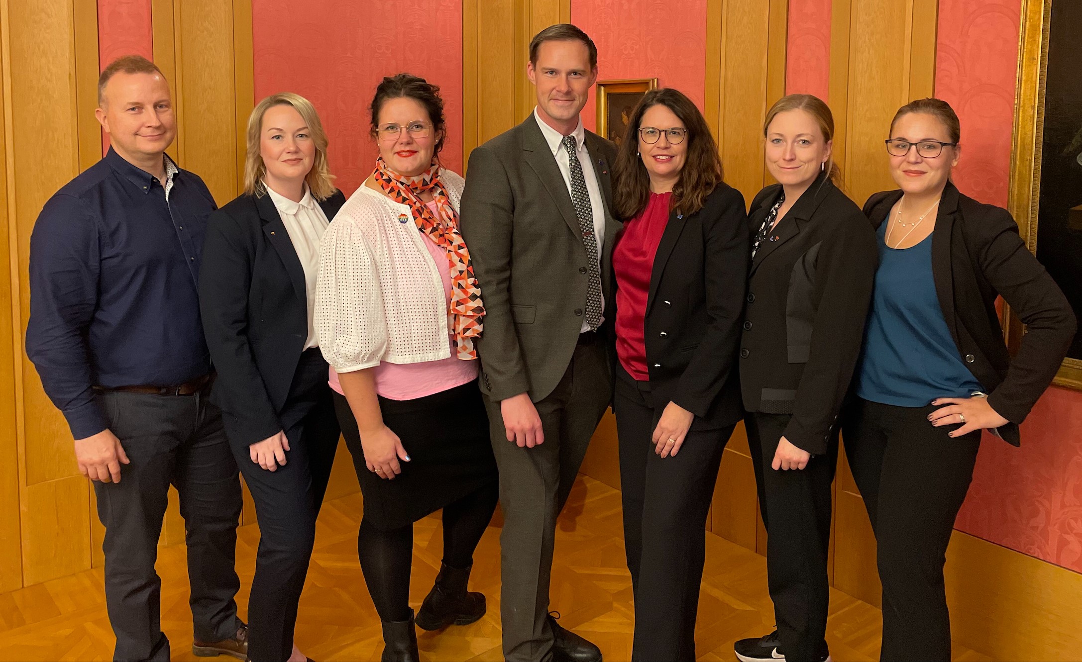 På bild från vänster till höger: Richard Fallqvist (L), Stephanie Bruksgård (M), Jenny Landernäs (M), Mikael Andersson Elfgren (M), Malin Gabrielsson (KD), Lina Eriksson (L) och Elin Granqvist (KD)