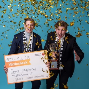 Västmanland vinner SM i Ung Företagsamhet Konfetti över två män med prischeck i handen