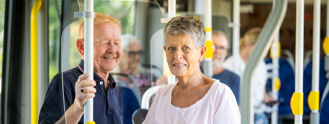 Äldre man och kvinna på buss