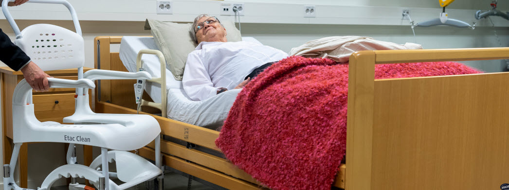 En kvinna ligger i en vårdsäng