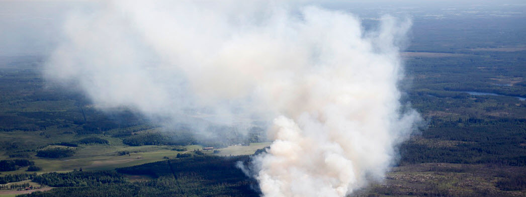 Flygfoto på rök från skogsbrand